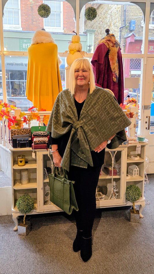 Knot Through Pattern Cape